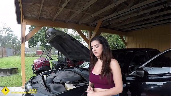 Play MP4 - Roadside - Latina wife has sex with her mechanic outside