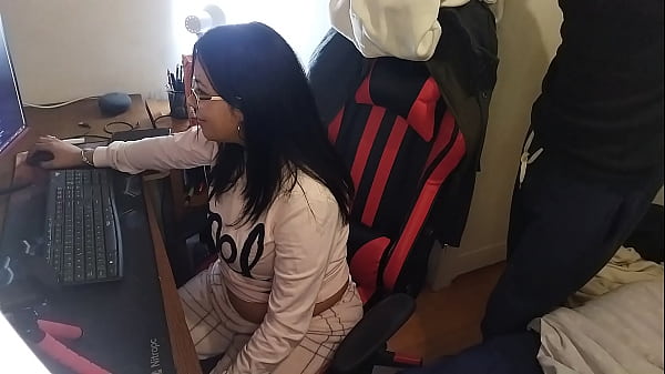 Play MP4 - SE LA CHUPO AL REY DE MI SALA CON UNOS CUANTOS USUARIOS MIRANDO