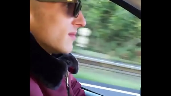 Play MP4 - Batendo punheta enquanto amigo dirige