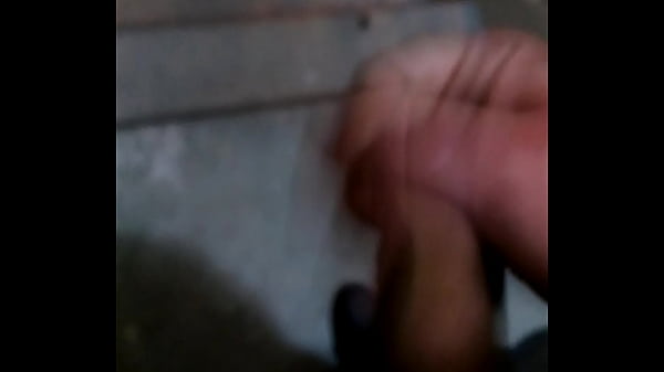 Mastubandome en las escaleras de un hotel