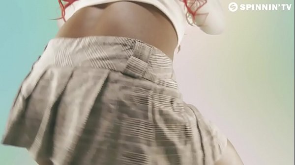 A lot of y_shaking_their asses