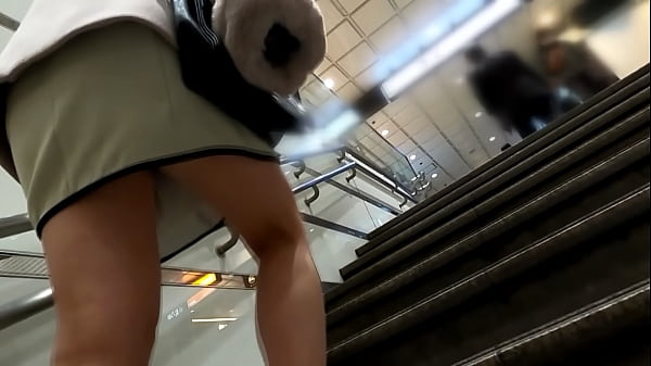 同じマンションの住人【nちゃん】を追跡。エレベーター内から後をつけて部屋を特定。後日外歩き尾行&rarr;駅構内&rarr;電車内で痴●、中出し。ハメ撮り&rarr;胸揉み、パイズリ、クンニ、手マン、フェラ、正常位、バック、側位、顔射。