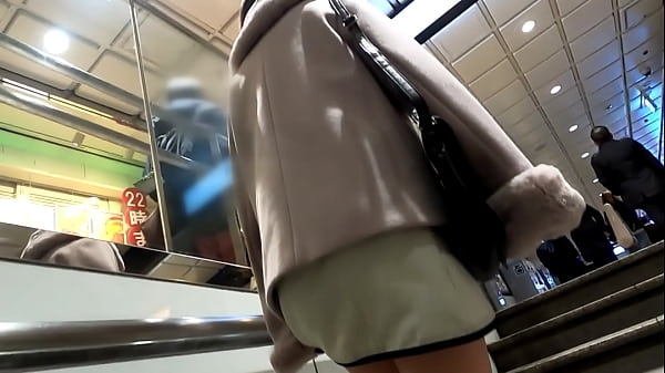 Play MP4 - 【同じマンション在住の黒髪&美脚Nちゃんを追跡】エレベーターで遭遇した美人さん。尾行して部屋をつきとめた。外出したところを狙って尾行、電車に乗ったので背後にぴったり付いてスカート内撮影、痴●～中出し。また後日自宅に侵入、にて中出し及び顔射【パンチラ盗撮&sol;電車痴●&sol;自宅侵入】