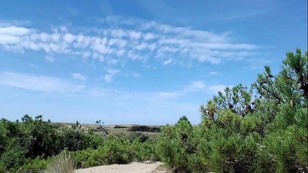 Play MP4 - sans pantalon&comma; ni slip&comma; dans la foret&comma;  pour aller &agrave; la plage naturiste