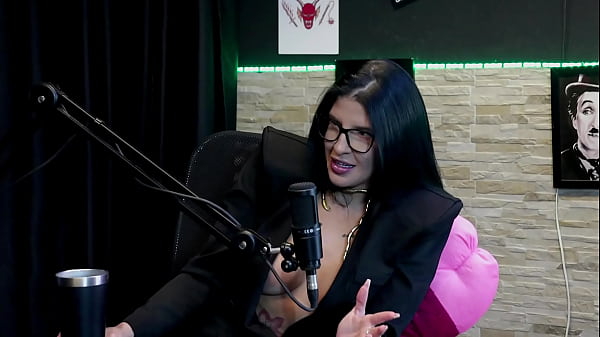 Safada faz stripper mostra os peitos e a buceta ap&oacute;s dizer que engole e brinca com o gozo leticia braga watch sheer red 