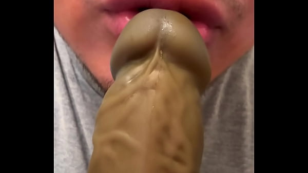 Memillo mamando dildo