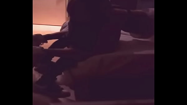 recibo al repartidor de pizza en cuatro en la cama y le doy propina para que me folle