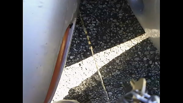 Play MP4 - Pissing between two cars