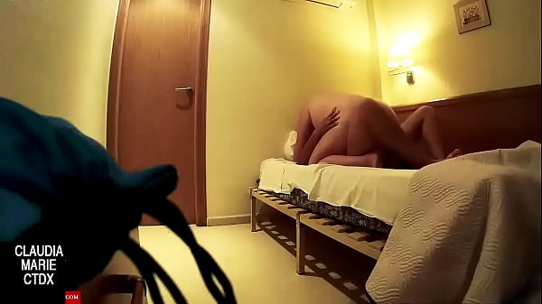 Hacen el amor en la cama de_forma muy romántica