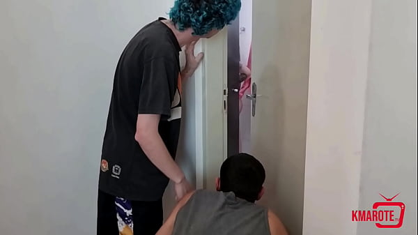 Dois amigos comendo a amiga gostosa depois de espiar ela no chuveiro 