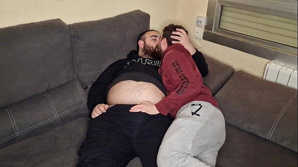 Oso y chaser se chupan las pollas y hacen un 69 en el sof&aacute; (Teaser) 