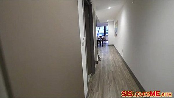 Nonton Elizabeth Jolie Meets Her Stepbro For The First Time In Quite An Odd Situation thumbnail