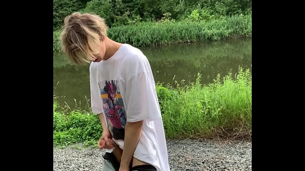 милый мальчик мастурбирует у реки thumbnail