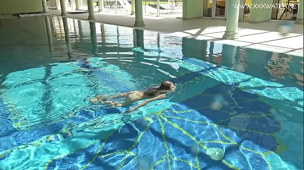 Hot US blondie Lindsey Cruz swims_naked in the pool