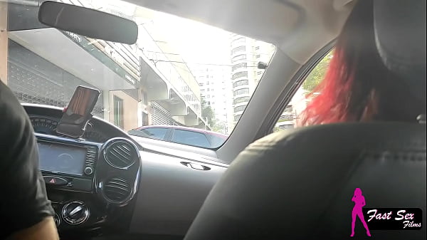 MOSTREI MINHA RABA NA RUA E O ENTREGADOR DE APLICATIVO ME CHUPOU NO CARRO - I SHOWED MY ASS ON THE STREET AND THE APP DELIVERY GUY SUCKED ME OFF IN THE CAR 