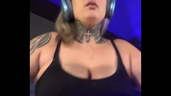 Treinando na academia na avenida paulista fiquei louca de tes&atilde;o escorria o suor pela minha pernas at&eacute; chegar na buceta molhada 