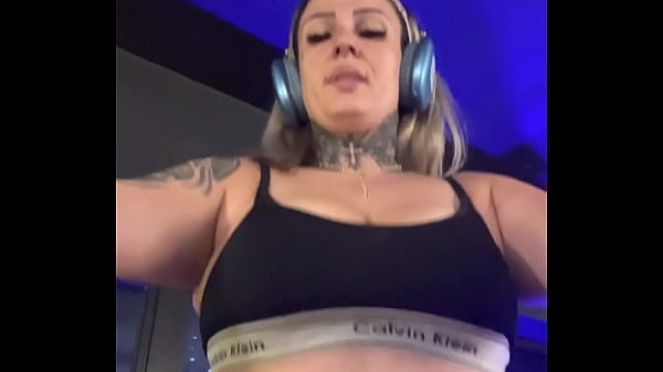 Treinando na academia naAvenidaPaulista Fiqueilouca de tesãoescorria o suorpela minha pernas até_chegar na bucetamolhada