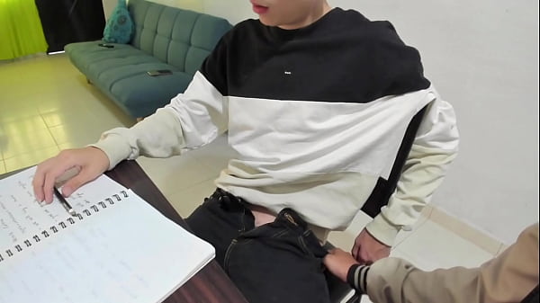 Estudiantes de Universidad Cogen En La Mesa Despu&eacute;s De Estudiar 