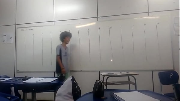 Novinha safada andando ao som de sweet dreams 