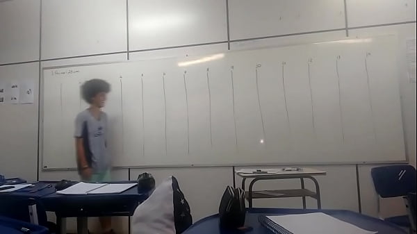 Novinha safada andando ao som de sweet dreams