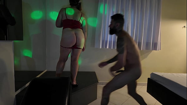 Milf safada dan&ccedil;ou no poli dance e depois levou pau do jovem barbado 