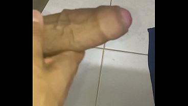 Punheta bem gostosa do corno no banheiro 