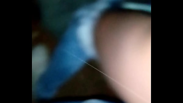 Moreninha entrou na vara no quintal b, garoando e veio sentar 