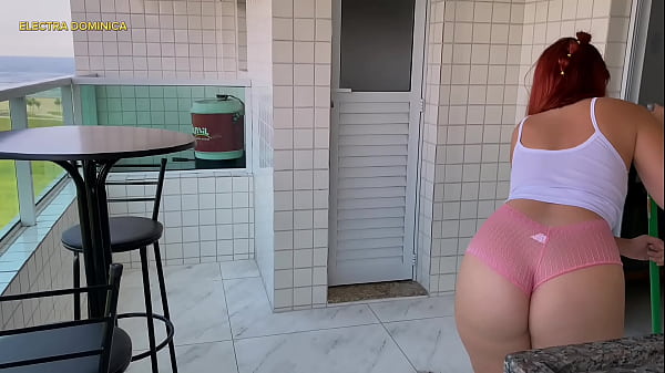 Essa empregada veio de shortinho, provocando... n&atilde;o teve jeito, meti at&eacute; gozar nela 