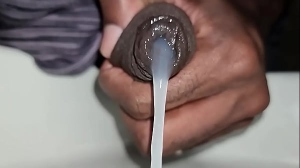 O tes&atilde;o derramado em c&acirc;mera lenta na pia do banheiro. #uncut #BBC #cum 