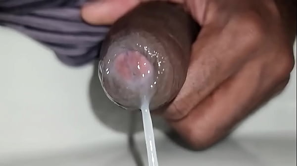 Nonton O Tes&atilde;o Derramado Em C&acirc;mera Lenta Na Pia Do Banheiro. #uncut #bbc #cum thumbnail