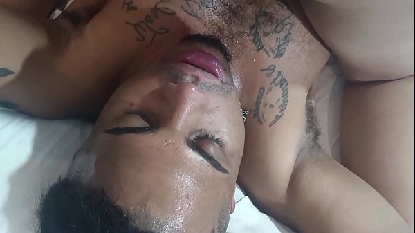 Putinha fica loca com a pegada do neg&atilde;o 