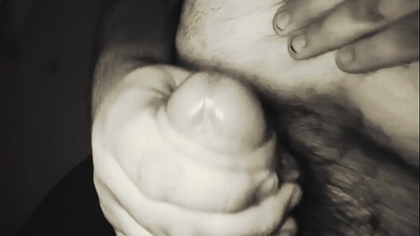 Je me branle et je secoue mes couilles 