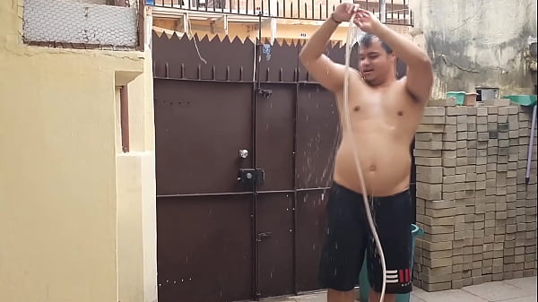 Gordinho gostoso tomando mangueirada debanho é o melhor de tudo é que é de_grates