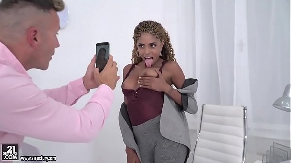 Luna Corazon takes cocksup to her holes