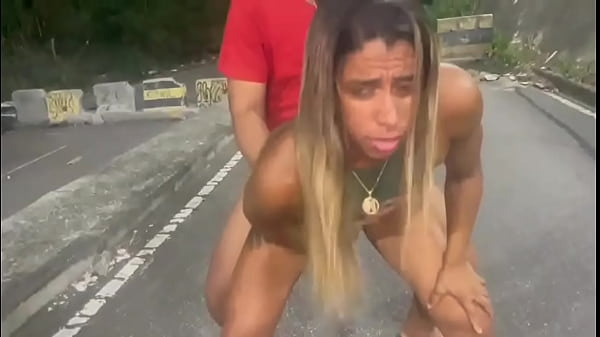 Esposa sendo seguida e da pro seguida 