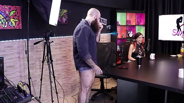 Play MP4 - Gostosas se deliciam no corpo dos homens no Jogo da Putaria - Qweensg e Iron Biker