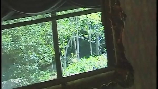 Si fa fottere dal padre come una cagna mentre la madre e in cucina