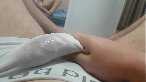 Play MP4 - Pitoquinho gozando por baixo da cueca