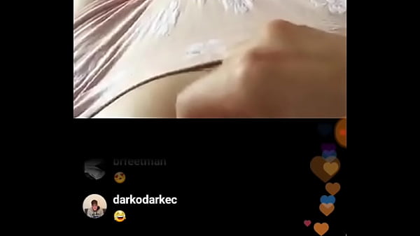 Novinha ao vivo no Instagram mostrando teu corpinho