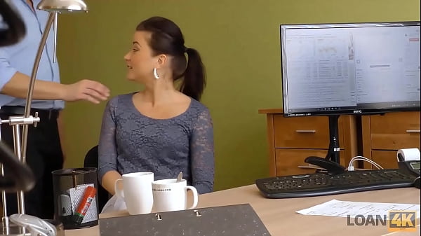 LOAN4K. Hot Stunner a besoin d'argent_supplémentaire et elle accepte d'avoir uneconnexion