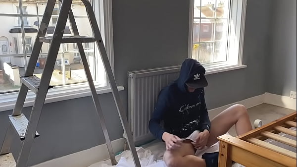 Play MP4 - Painter and decorater shoots a load while on the job