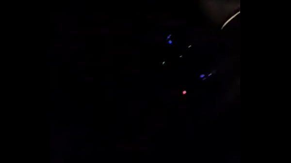 Siririca no carro dirigindo