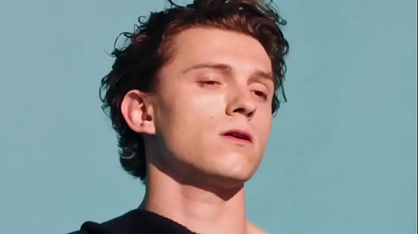 Tom Holland del&iacute_cia para Prado sem camisa