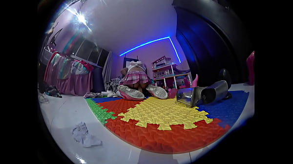 C&aacute;mara esp&iacute;a, mi hermanastra juega en su cuarto 