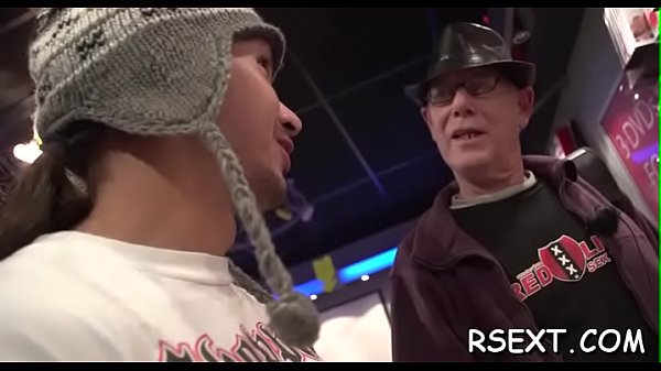 Smokin hot sweetheart with shavedpussy gives a steamy blowjob