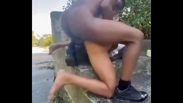 Meu conhecido me comeu gostoso na escada da casa abandonada 