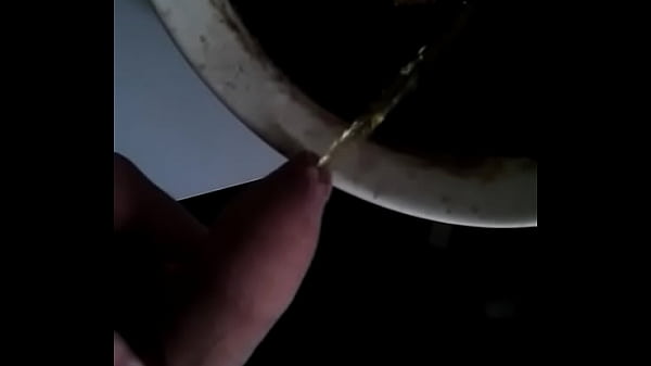 Nonton Peeing In Plants @work thumbnail