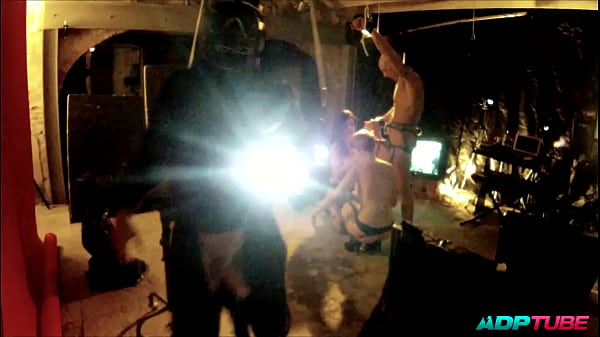 2 Pollas, 2 Co&ntilde;os Y Un Arn&eacute;s En Un Calabozo thumbnail