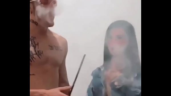 Fumando com a novinha 