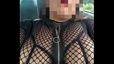 Exhibicionismo - Me encanta mostrar mis grandes tetas en coche y me pone bien caliente lo que me dicen  cuando me ven